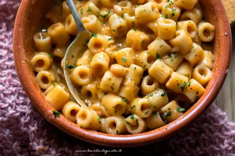 Una ciotola di pasta e fagioli in scatola cremosa, un piatto confortante e saporito, pronto per essere gustato.