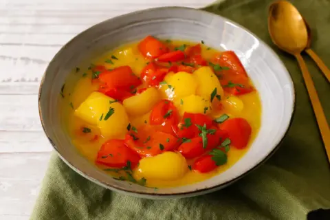 Peperoni in agrodolce Bimby, un piatto colorato e saporito, pronto per essere gustato.