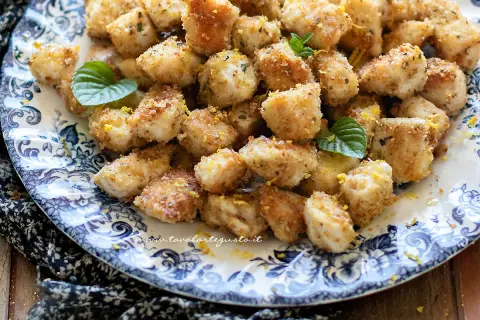 Bocconcini di pollo croccanti, dorati e profumati al limone, perfetti per ogni ricetta.