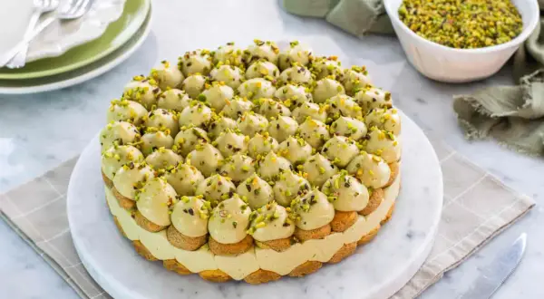 Torta deliziosa con crema al pistacchio e biscotti, decorata con granella di pistacchi. Un vero piacere per gli occhi e il palato.