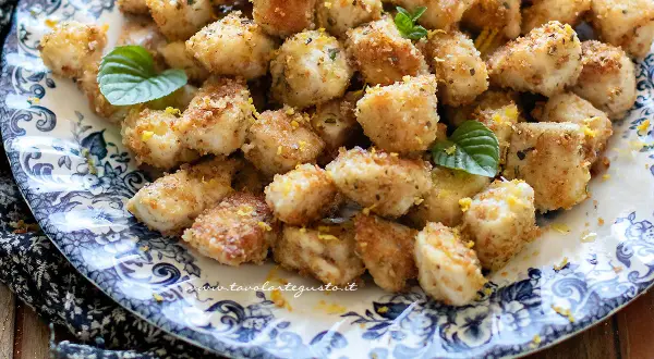 Bocconcini di pollo croccanti, dorati e profumati al limone, perfetti per ogni ricetta.