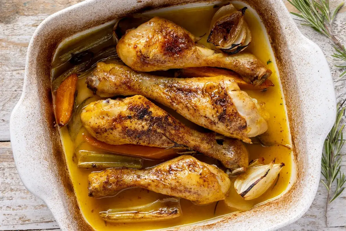 Fusi di pollo arrosto con verdure in una teglia, un'idea per ricette sfiziose.