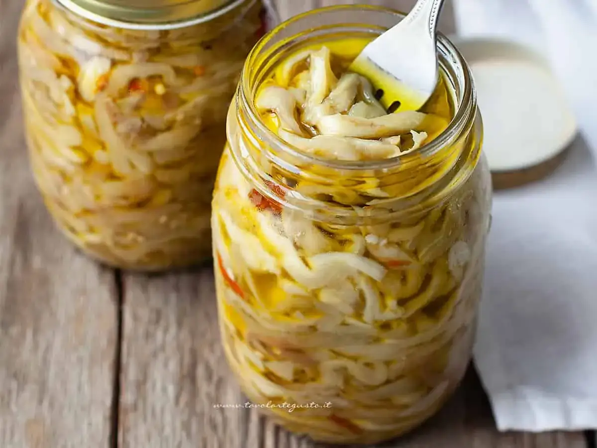 Melanzane sott'olio alla napoletana, un tesoro di sapori in barattolo, pronte per essere gustate.