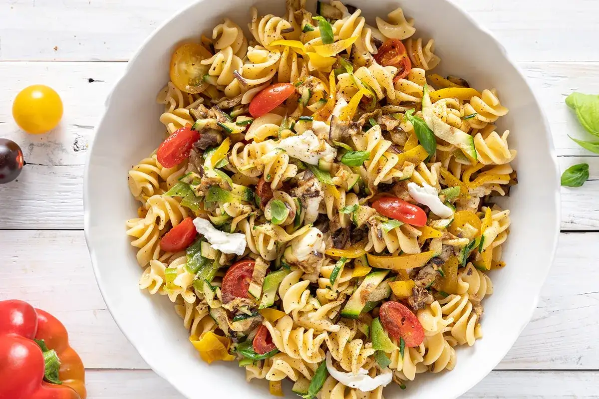 Fusilli con verdure miste, pomodorini, mozzarella e basilico. Un piatto estivo perfetto tra i primi piatti freddi.