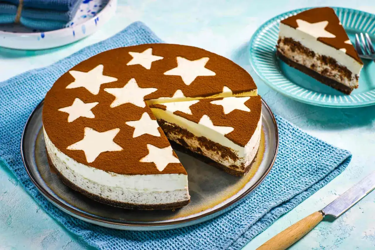 Cheesecake con decorazione a stelle e cacao, un dolce che ricorda i biscotti Pan di Stelle.