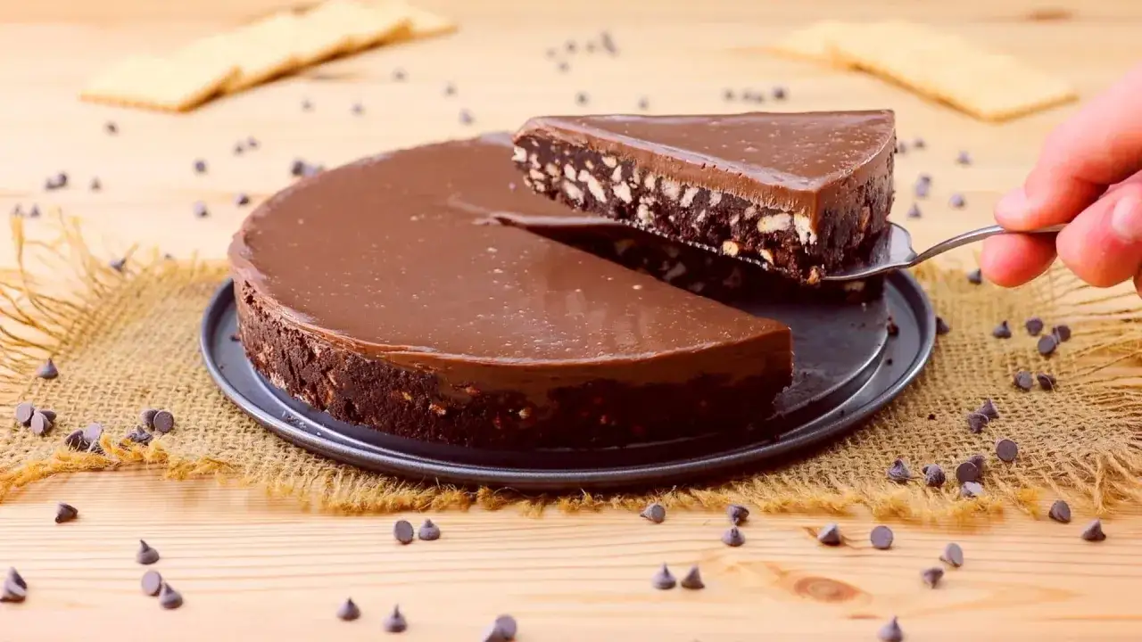 Torta al cioccolato con biscotti, un dolce velocissimo senza cottura, ricca e golosa.