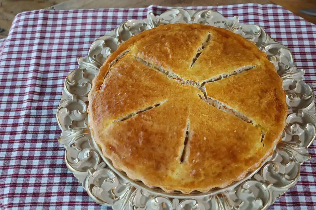 Torta salata dorata, pronta per essere gustata. Il tempo di cottura in forno ventilato è stato perfetto.